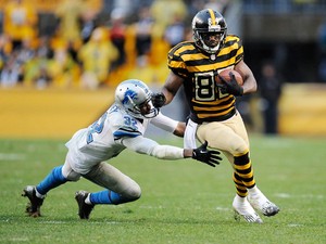 Jerricho Cotchery #89 of the Pittsburgh Steelers avoids a tackle by Don Carey #32 of the Detroit Lions during the third quarter on November 17, 2013