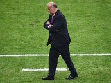Spain's coach Vicente Del Bosque attends the Group B football match between Spain and Chile in the Maracana Stadium in Rio de Janeiro during the 2014 FIFA World Cup on June 18, 2014