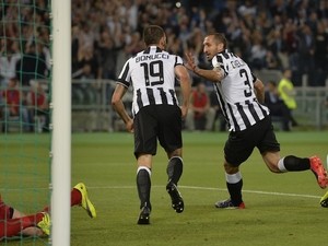 Juventus' defender Giorgio Chiellini (R) celebrates after scoring during the Italian Tim Cup final match (Coppa Italia) between Juventus and Lazio on May 20, 2015