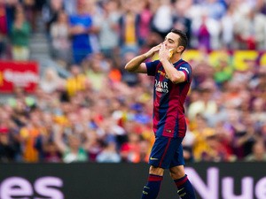 Xavi Hernandez of FC Barcelona applauds as he leaves the pitch during the La Liga match between FC Barcelona and RC Deportivo La Coruna at Camp Nou on May 23, 2015