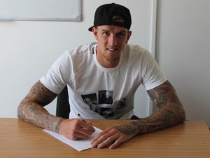 Aden Flint signs a new contract with Bristol City on June 3, 2015
