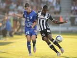 Nice's French forward Jeremy Pied (L) vies with Angers' Guinean midfielder Abdoul Camara during the French L1 football match between Angers and Nice on August 29, 2015