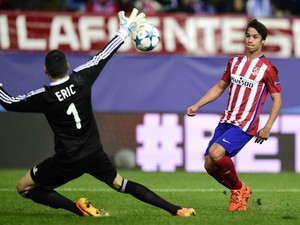Atletico Madrid's midfielder Oliver Torres (L) shoots to score in front of Astana's Serbian goalkeeper Nenad Erich during the UEFA Champions League group C football match Club Atletico de Madrid vs FC Astana at the Vicente Calderon stadium in Madrid on Oc