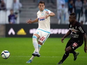 Nice's Ivorian midfielder Jean Michel Seri (R) vies with Marseille's Spanish defender Javier Manquillo during the French L1 football match between Olympique de Marseille vs Nice on November 8, 2015 at the Velodrome stadium in Marseille, southern France.