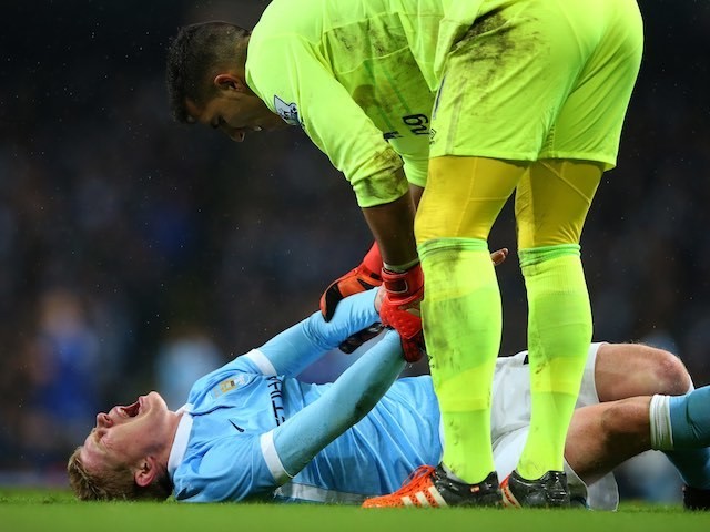 Kevin De Bruyne screams in pain during the League Cup game between Manchester City and Everton on January 27, 2016
