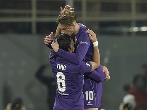 Federico Bernardeschi celebrates scoring during the Europa League game between Fiorentina and Tottenham Hotspur on February 18, 2016