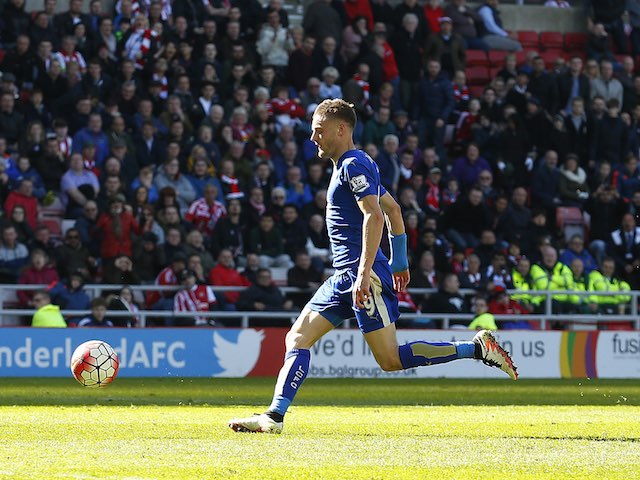 Jamie Vardy scores his second during the Premier League game between Sunderland and Leicester City on April 10, 2016