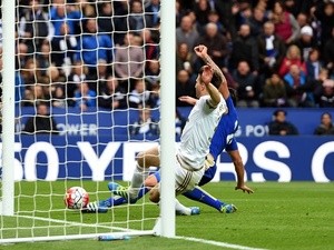 Leonardo Ulloa beats Federico Fernandez of Swansea City to score his team's third goal during the Premier League match between Leicester City and Swansea City on April 24, 2016