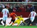 Eduardo scores his team's goal past David Soria during the UEFA Europa League semi-final second leg between Sevilla and Shakhtar Donetsk on May 5, 2016